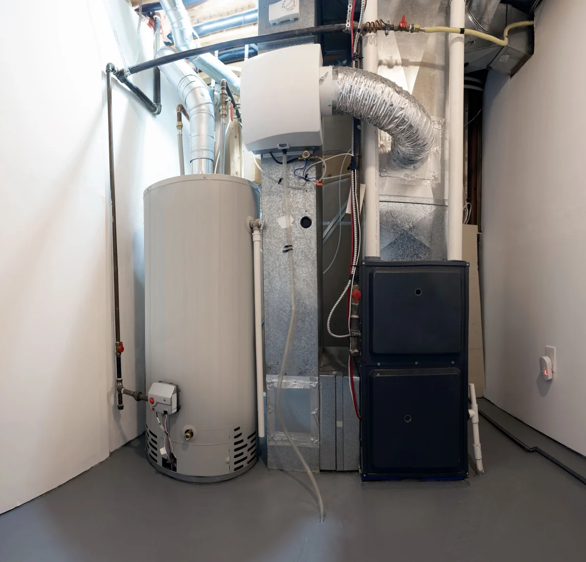 Waterbehandelingsapparatuur in een technische ruimte